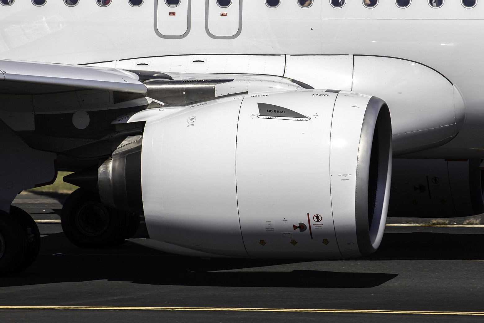 Тот самый двигатель из вступления — редукторный PW1100G под крылом A320neo. Именно у этого семейства утренний запуск после ночной стоянки иногда начинается с медленной прокрутки и надписи ENGINE COOLING, пока выгнутый за ночь вал не остынет до симметрии.